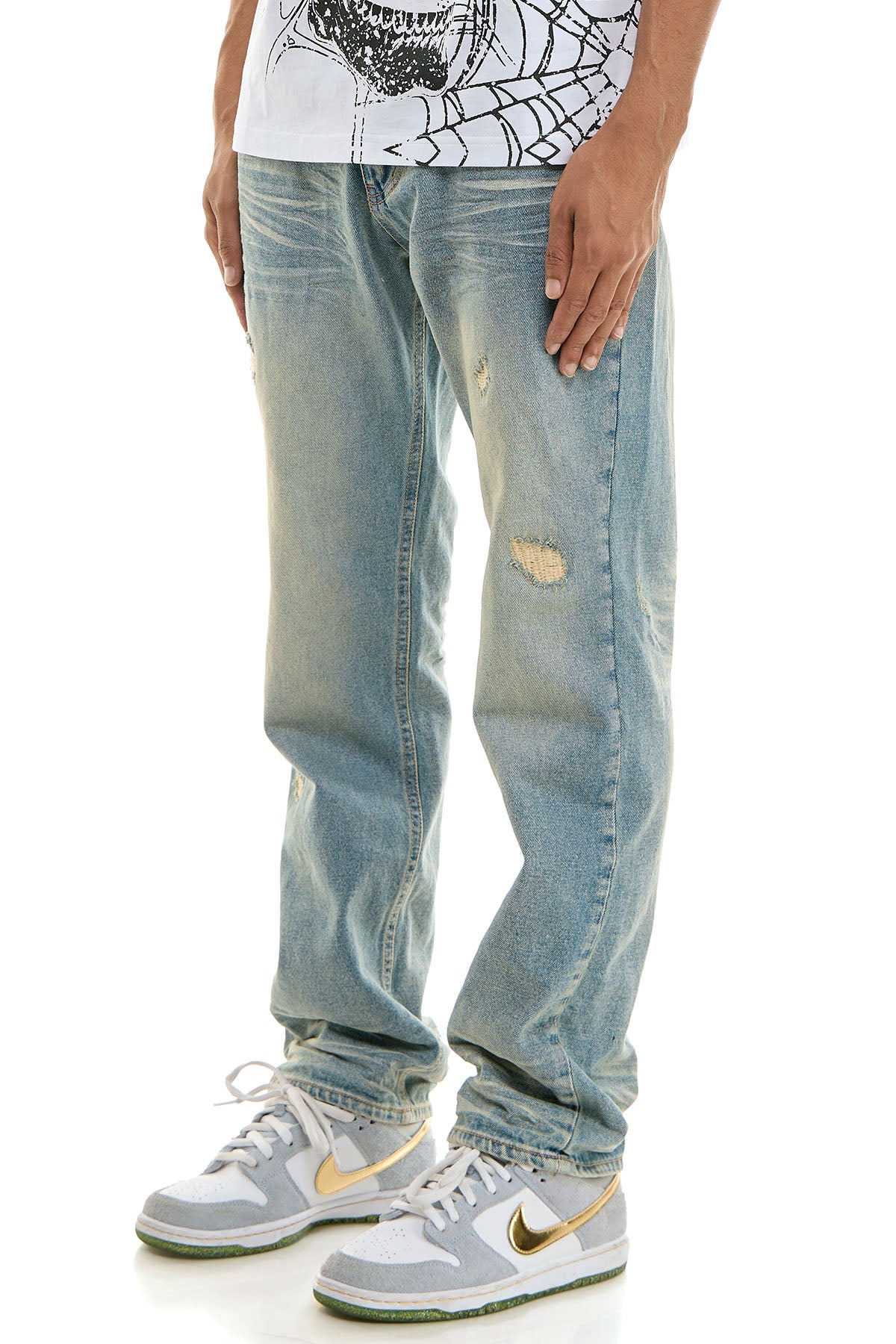 DISTRESSED SLIM JEANS