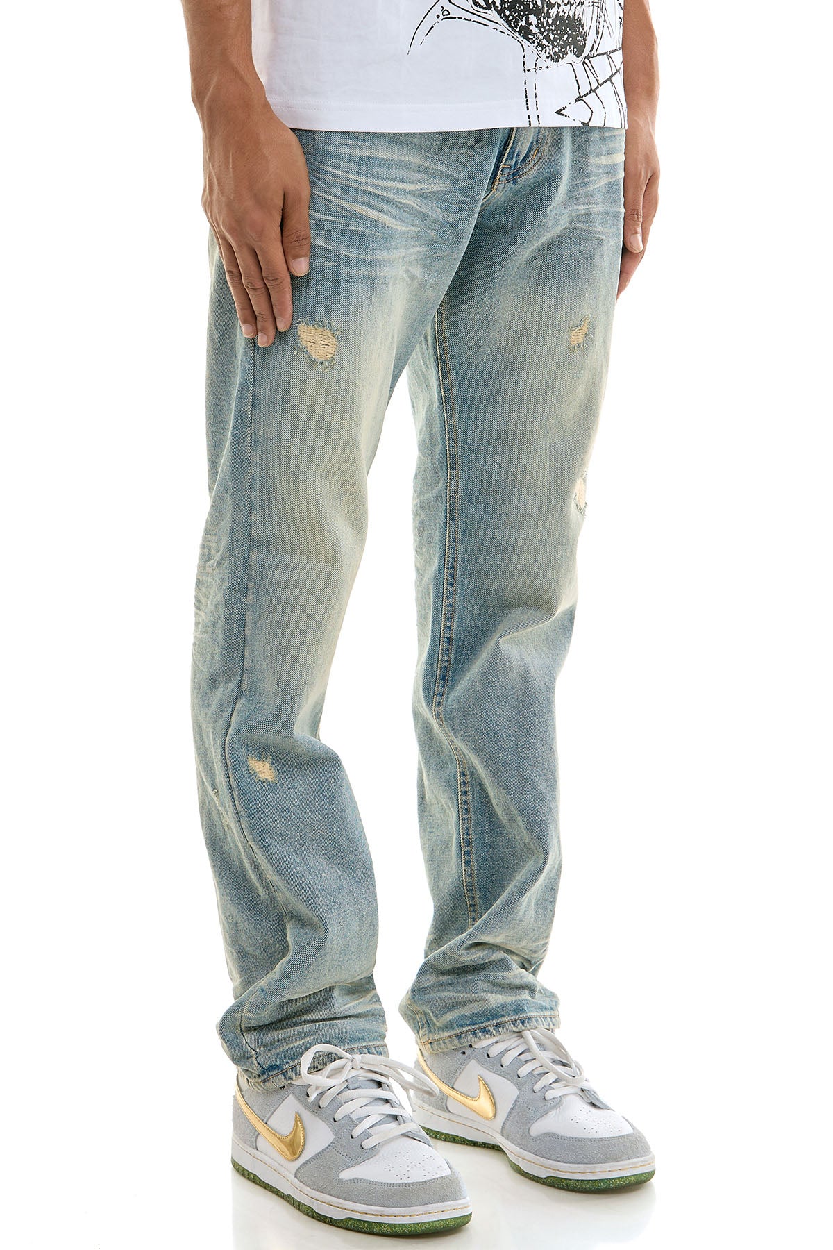 DISTRESSED SLIM JEANS